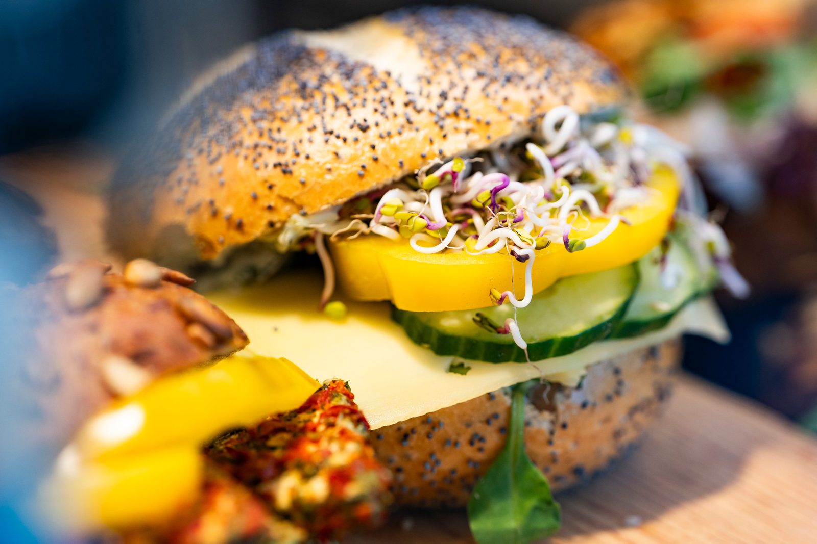 Frisch belegtes Brot mit Gemüse und Sprossen — Canapés Brotzeit Rostock